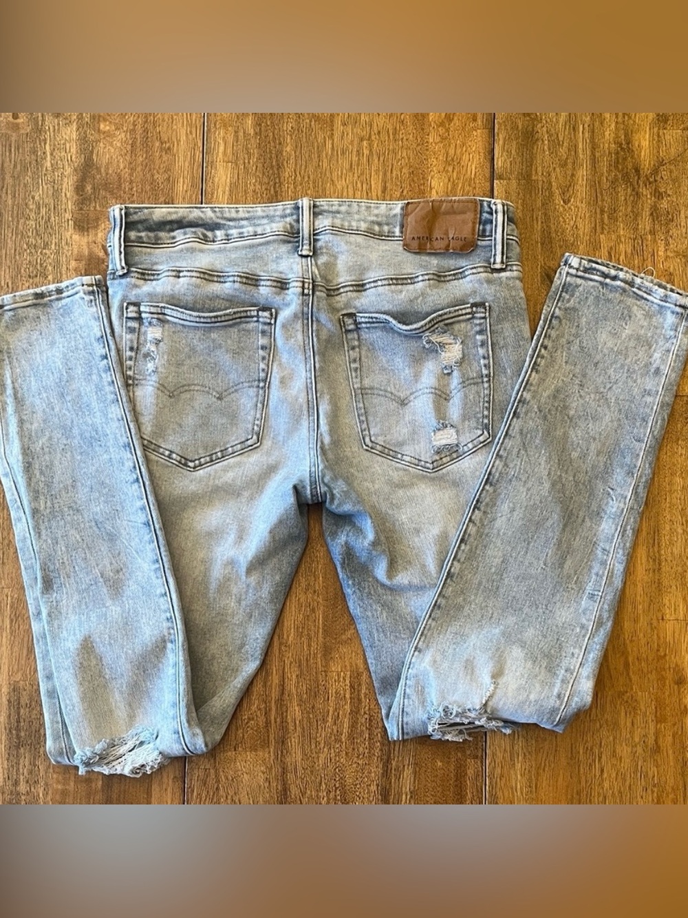 Men's AEO Light Wash Relaxed Jeans - Picture 2 of 14